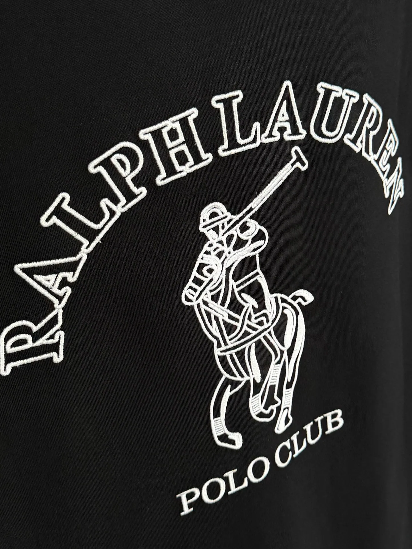 P160 [High Quality]Ralph Lauren*Ralph Lauren embroidery micro-label simple‼ ️Short-sleeved T-shirt 💗Ralph Lauren classic short-sleeved T-shirt, custom-made 280g pure cotton fabric, soft and breathable, classic horseback golf🏌️ embroidery on the chest, logo + logo embroidery on the back, simple and recognizable. Round neck design, neat tailoring, customized 280g pure cotton fabric, soft and smooth to the touch, great breathability, super comfortable to wear in summer! The same loose version for men and women, OK to wear alone or layered, versatile ~ 𝐂𝐎𝐋𝐎𝐔𝐑: black white 𝐒𝐈𝐙𝐄: S-xL Size chart: S: Shoulder width 51 - Bust 55 - Clothing length 70 M: Shoulder width 53 - Bust 57 - Clothing length 72 L: Shoulder width 55 - Bust 59 - Clothing length 74 XL: Shoulder width 57 - Bust 61 - Clothing length 76